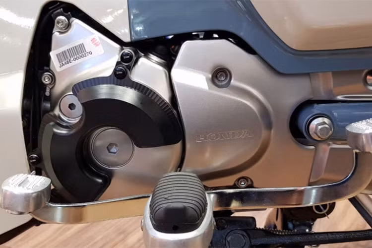 Trái tim của Super Cub 125 được đánh giá là manh mẽ nhất từ trước đến nay trong dòng Cub, với khối động cơ SOHC 125cc phun xăng điện tử, hộp số tự động 5 cấp và bổ sung thêm các công nghệ mới nhất của hãng xe máy Honda để giúp cho chiếc xe vận hành tiết kiệm và hiệu quả hơn.