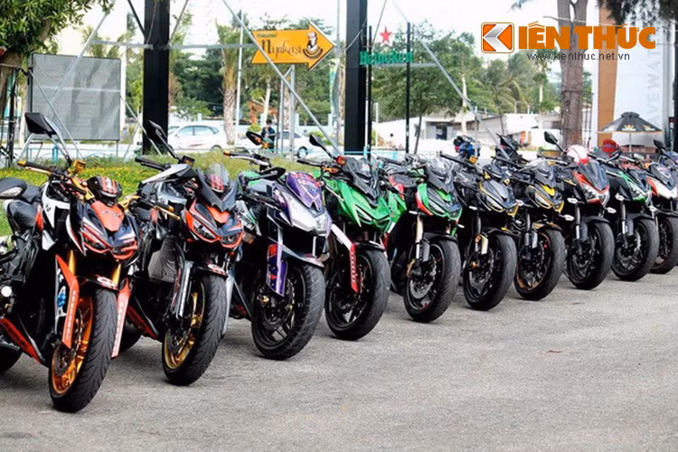  Những chiếc Kawasaki Z1000 với đủ các sắc màu xếp hàng tuyệt đẹp.