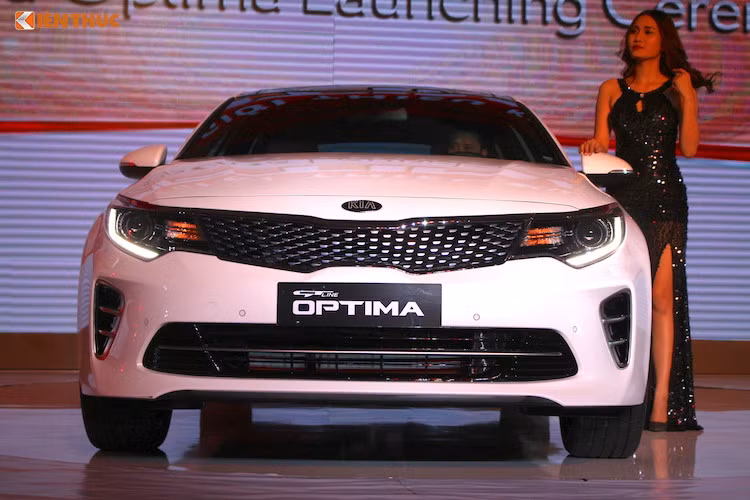 Mẫu xe sedan Kia Optima phiên bản mới là sự tổng hòa của phong cách thể thao và sang trọng. Ngay phần đầu xe là lưới tản nhiệt dạng mũi hỗ đặc trưng của Kia, lưới tản nhiệt dưới cùng các khe hút gió mang phong cách mạnh mẽ. Đèn pha là loại HID tự động thay đổi góc chiếu tích hợp rửa đèn, đèn ban ngày, đèn sương mù LED, đèn hậu kết hợp LED.