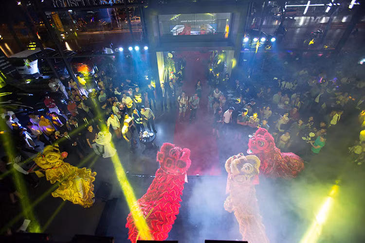 Đặc biệt, để nâng cao chất lượng sơn và góp phần bảo vệ môi trường, Haxaco đã đầu tư vào công nghệ Sơn &amp; Gò gốc nước đầu tiên trong hệ thống Mercedes Benz và Hà Nội. Đội ngũ tư vấn dịch vụ, kỹ thuật viên hệ thống, kỹ thuật viên chẩn đoán và sửa chữa đã được đào tạo theo quy trình nghiêm ngặt của Mercedes-Benz.