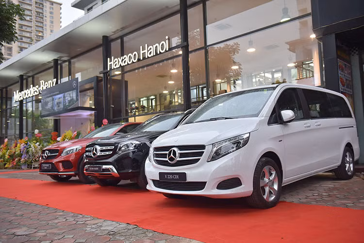 Mercedes-Benz Việt Nam (MBV) và Công ty Cổ phần Dịch vụ Ô tô Hàng Xanh (Haxaco) đã chính thức giới thiệu Trung tâm Kinh doanh xe mới chính hãng và Dịch vụ Hậu mãi ủy quyền Haxaco Hà Nội Autohaus 300.