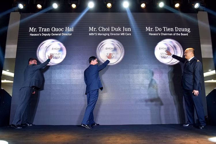 Với xuất phát điểm là Trung tâm phân phối xe đã qua sử dụng chính hãng và Dịch vụ ủy quyền, sau một năm hoạt động, Haxaco Hà Nội đã đạt tiêu chuẩn quốc tế Autohaus 300 về cả chức năng bán hàng và hậu mãi, qua đó trở thành trung tâm phân phối xe mới Mercedes-Benz.