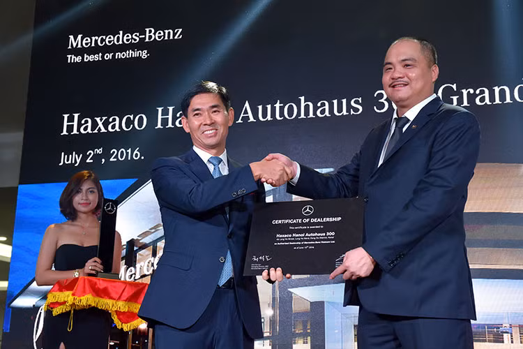 Với việc Haxaco Hà Nội Autohaus 300 chính thức đi vào hoạt động, Mercedes-Benz đã có tổng cộng 11 trung tâm bán hàng và dịch vụ trên cả nước. Không chỉ có vậy, đây cũng là thương hiệu xe sang hiện diện trên khắp cả nước, không chỉ tại Hà Nội và TP.HCM, mà còn có Hải Phòng, Đà Nẵng và Nha Trang.