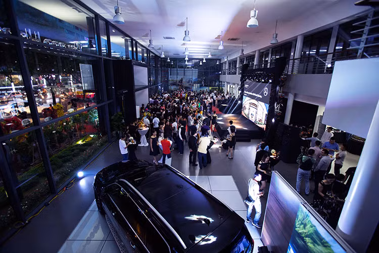 Mục tiêu lớn nhất của MBV và Haxaco Hà Nội là chỉ số hài lòng của khách hàng. Do đó, cơ sở vật chất của Haxaco Hà Nội Autohaus 300 đã được đầu tư bài bản theo các tiêu chuẩn toàn cầu của Mercedes-Benz. Haxaco Hà Nội được chia ra làm 2 khu vực chính: khu vực phòng trưng bày rộng 800 m2 và xưởng dịch vụ rộng 2.000 m2.