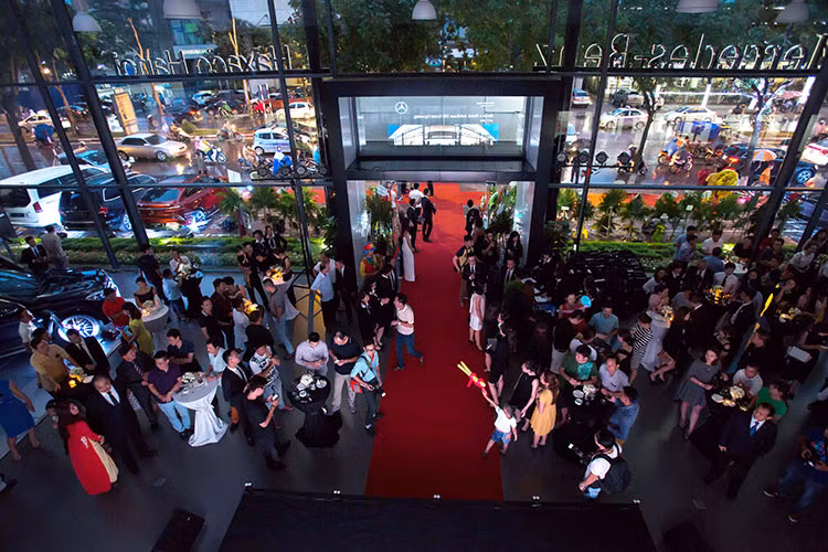 Ông Choi Duk Jun, Giám đốc điều hành Xe du lịch Mercedes-Benz Việt Nam cho biết: “Song hành với việc mở rộng danh mục sản phẩm, chúng tôi đang nỗ lực mở rộng hệ thống đại lý phân phối nhằm mang đến sự thuận tiện và hài lòng cho khách hàng".