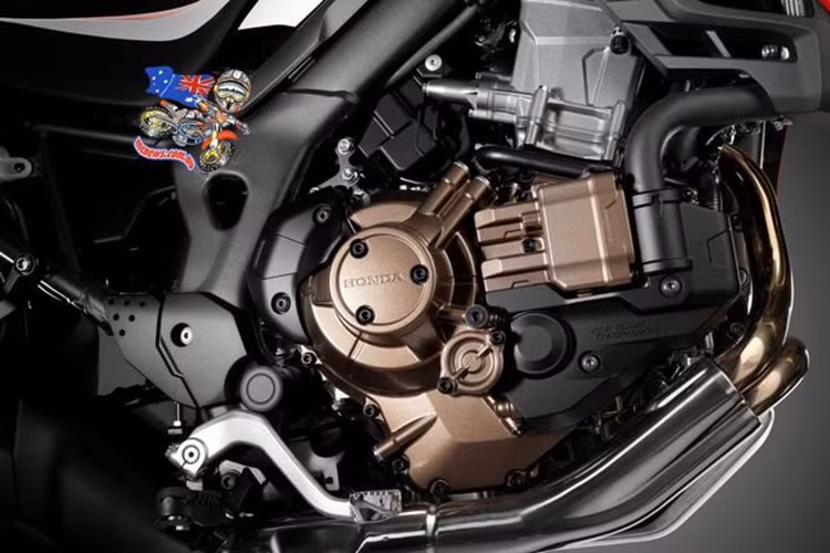 CRF1000L Africa Twin 2017 vẫn được trang bị động cơ 2 xy-lanh thẳng hàng phun xăng điện tử làm mát bằng dung dịch, 4 van và 2 bugi cho mỗi xy-lanh với tổng dung tích 998 cc, kết hợp với hộp số 6 cấp côn tay hoặc hộp số li hợp kép DCT tạo ra công suất tối đa 95 mã lực và mô-men xoắn cực đại 98 Nm.