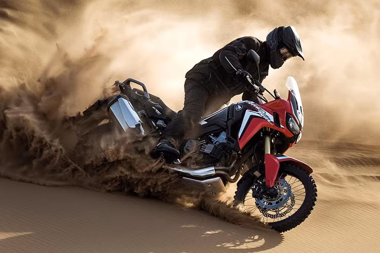 Africa Twin 2017 sở hữu quây gió che bán thân (half fairing), kéo dài từ phần đầu tới nửa bình xăng của xe. Nằm giữa bộ quây gió là két tản nhiệt với quạt làm mát lộ ra ngoài. Tem xe có thiết kế khá ấn tượng với dòng chữ Africa Twin. Logo nổi 2 bên thân xe có nền màu đỏ thay vì màu đen như những chiếc Honda khác.