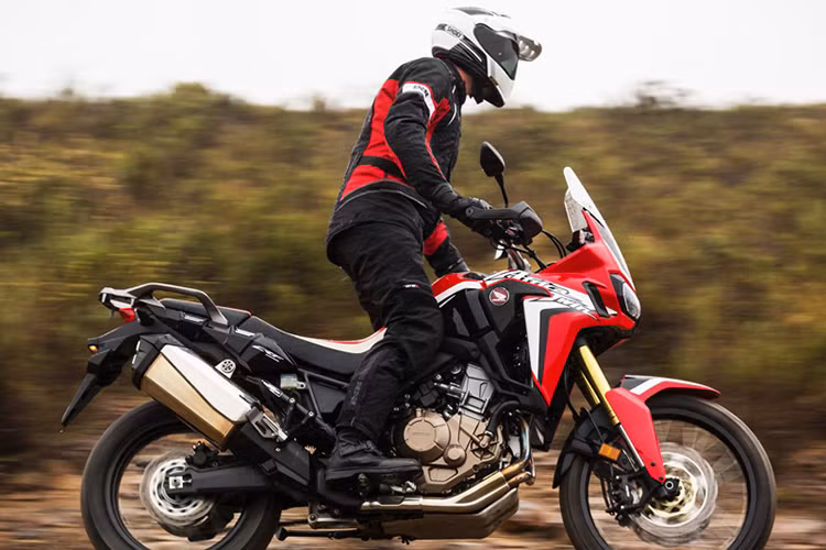 Như vậy, so với phiên bản cũ, Honda CRF1000L Africa Twin 2017 mạnh hơn 2 mã lực nhưng vẫn đáp ứng tiêu chuẩn khí thải Euro 4. Mức tiêu thụ nhiên liệu trung bình đạt 4,62 lít/100 km, khá tiết kiệm so với 1 mẫu Adventure cỡ lớn.