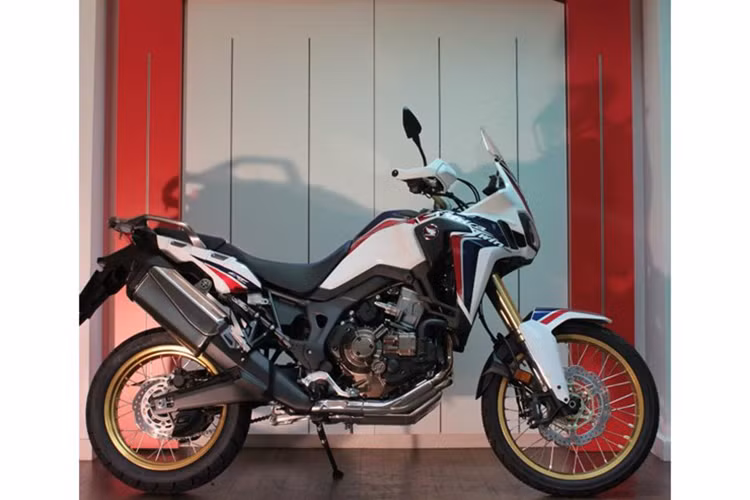 Về thiết kế,trên phiên bản Honda CRF1000L Africa Twin 2017 tại Nhật Bản được bổ sung màu đỏ Candy Prominence Red mới bên cạnh 3 tùy chọn màu sơn sẵn có là trắng Pearl Glare White, đỏ Victory Red và bạc Digital Silver Metallic.