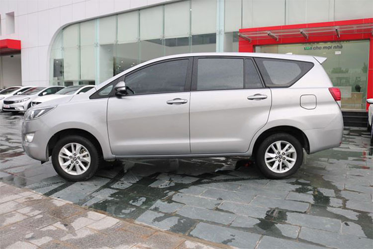 Toyota Innova phiên bản 2016 dài hơn phiên bản tiền nhiệm 150 mm, rộng hơn 70 mm và cao hơn 35 mm tạo sự bề thế cũng như cải thiện không gian nội thất bên trong. Về mặt thiết kế, cụm lưới tản nhiệt phía trước của xe được làm theo hình lục giác với viền kim loại mạ chrome liền mạch với cụm đèn pha tạo điểm nhấn. 