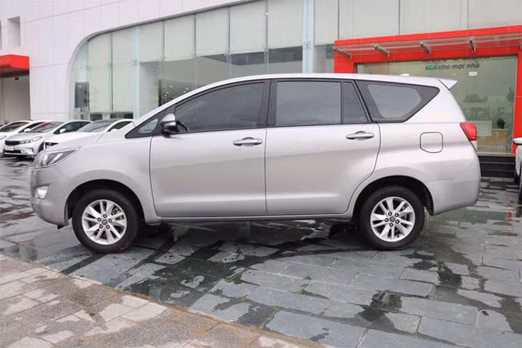 Toyota Innova phiên bản 2016 dài hơn phiên bản tiền nhiệm 150 mm, rộng hơn 70 mm và cao hơn 35 mm tạo sự bề thế cũng như cải thiện không gian nội thất bên trong. Về mặt thiết kế, cụm lưới tản nhiệt phía trước của xe được làm theo hình lục giác với viền kim loại mạ chrome liền mạch với cụm đèn pha tạo điểm nhấn. 