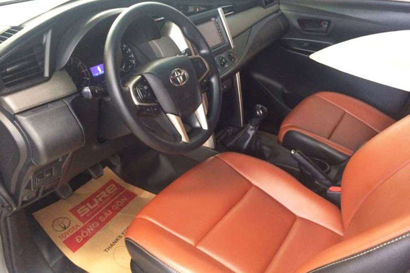 Nội thất của chiếc Toyota Innova 2016 đang được rao bán tại đại lý ở Việt Nam vẫn còn khá mới. Ghế ngồi đã được chủ cũ bọc da lại toàn bộ, sang trọng và dễ bảo dưỡng hơn so với loại nỉ nguyên bản. Tapi cửa cũng được thay thế chất liệu bọc da màu trắng, do đó sẽ tiện cho việc lau chùi, cũng như ngăn bám mồ hôi tốt hơn chất liệu nỉ.