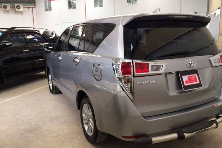 Về khả năng vận hành, Toyota Innova E 2016 được trang bị động cơ xăng VVT-i 2.0L, công suất 102 kW tại 5.600 vòng/phút, mô-men xoắn cực đại 183 Nm tại 4.000 vòng/phút, đi kèm hộp số tự động 6 cấp. Trang bị an toàn của mẫu xe này chỉ là túi khí đôi, hệ thống chống bó cứng phanh ABS, hệ thống phân phối lực phanh điện tử, hỗ trợ phanh gấp.