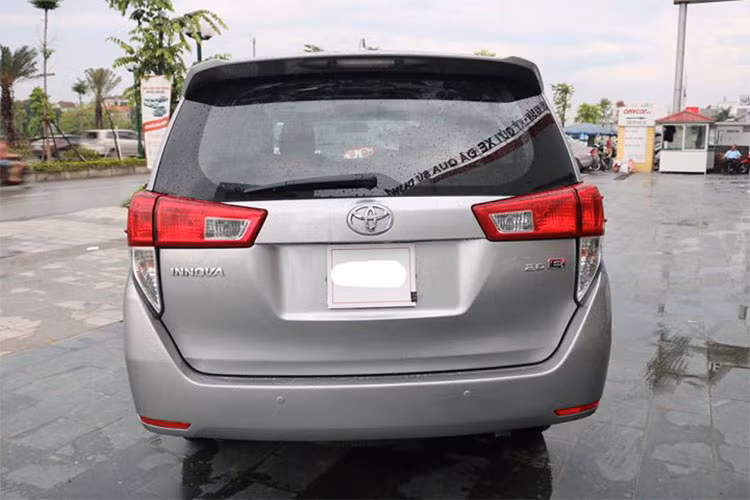 Các chi tiết mạ crome vẫn còn sáng, thân xe của Toyota Innova E 2016 cũng duy trì được nguyên trạng khá tốt. Nước sơn thân xe còn khá đồng màu, không có sự chênh lệch màu sắc giữ cửa xe và thân xe. Bốn chiếc la-zăng nguyên bản cũng khá tốt, dấu hiệu trầy xước không nhiều.
