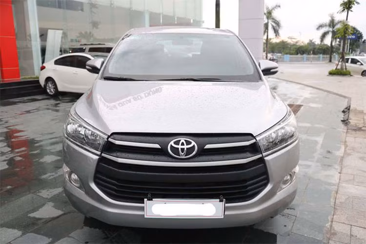 Về chất lượng bên ngoài, chiếc Toyota Innova E phiên bản 2016 trong bài viết này còn chất lượng khá cao. Dù đã sử dụng 69.000 km, nhưng chất lượng các trang bị đi kèm theo xe vẫn ở trong tình trạng sử dụng tốt. Chóa đèn pha còn trong, chưa hề bị ố vàng hay bám bụi bẩn bên trong. 