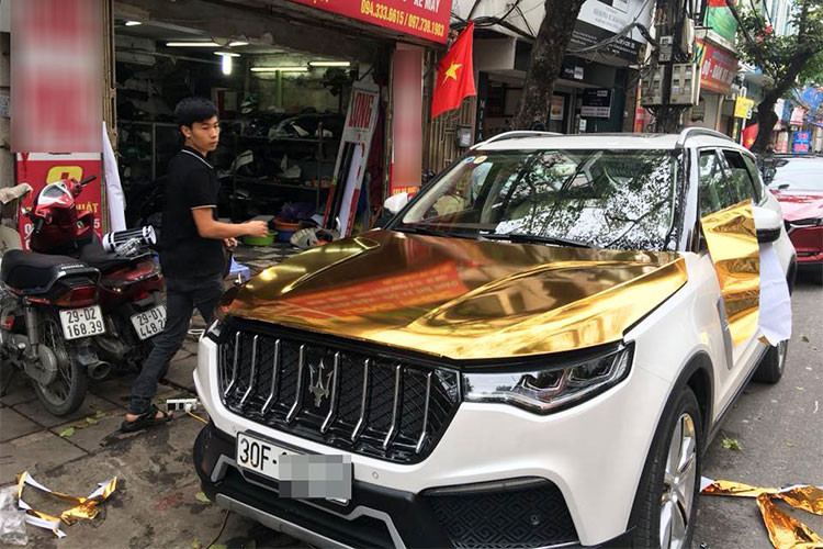 Chiếc xe Zotye T700 Trung Quốc trong bài viết này xuất hiện trên con phố Cao Bá Quát, quận Ba Đình, Hà Nội. Có vẻ như chủ nhân của chiếc Zotye T700 không thích màu sơn trắng nguyên bản nên đã đưa xe đi dán đề-can màu vàng crôm bắt mắt hơn. Trên nắp capô còn xuất hiện một đường kẻ màu đen theo phong cách xe đua thể thao.