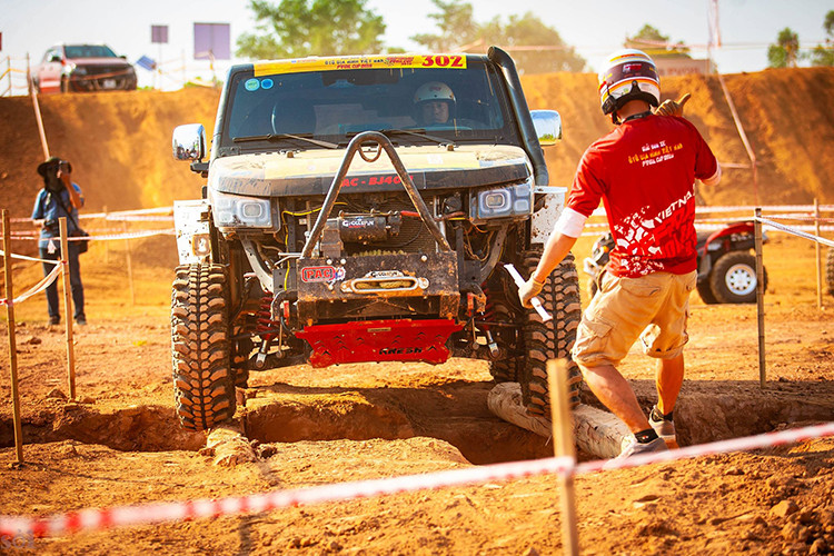 Không khó để nhận ra rằng, giải đua xe địa hình VOC 2019 năm nay được đầu tư tổ chức với quy mô lớn nhất từ trước tới nay. Sự đầu tư từ khâu thiết kế tới dàn dựng của BTC đã tạo nên một sân chơi hấp dẫn chưa từng có. Điểm khác biệt của giải đấu năm nay nằm ở tính chuyên nghiệp cả trong khâu tổ chức giải lẫn các vận động viên tham dự.