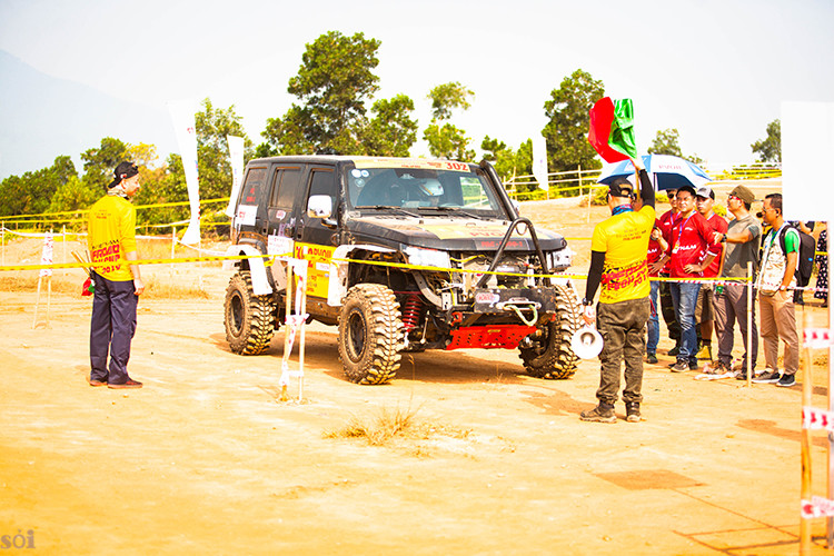 Cũng cần phải nói thêm rằng, ác cảm "xe Tầu" giờ đây đã không còn đúng nữa. Nhìn những chiếc xe BAIC tung hoành trên đường đua, nhiều khán giả đã tò mò hỏi: "Năm nay có mấy chiếc Jeep mới chạy 'ác' thế". Thực tế tìm hiểu thì, BAIC BJ40L là một chiếc xe nội địa Trung Quốc tuy có ngoại hình khá giống Jeep Wrangler nhưng được sở hữu hệ thống khung gầm và động cơ của Saab (Thụy Điển). Động cơ xăng 2.3 tăng áp cho công suất 247 mã lực mà mô men xoắn đạt 350Nm. Chiếc xe sử dụng hệ dẫn động 4 bánh chủ đọng và hộp số 6 cấp tự động.