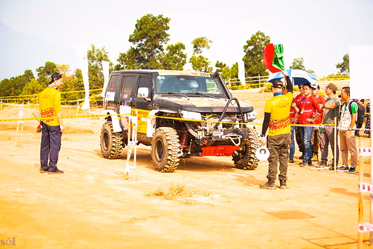 Cũng cần phải nói thêm rằng, ác cảm "xe Tầu" giờ đây đã không còn đúng nữa. Nhìn những chiếc xe BAIC tung hoành trên đường đua, nhiều khán giả đã tò mò hỏi: "Năm nay có mấy chiếc Jeep mới chạy 'ác' thế". Thực tế tìm hiểu thì, BAIC BJ40L là một chiếc xe nội địa Trung Quốc tuy có ngoại hình khá giống Jeep Wrangler nhưng được sở hữu hệ thống khung gầm và động cơ của Saab (Thụy Điển). Động cơ xăng 2.3 tăng áp cho công suất 247 mã lực mà mô men xoắn đạt 350Nm. Chiếc xe sử dụng hệ dẫn động 4 bánh chủ đọng và hộp số 6 cấp tự động.