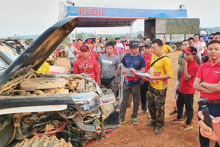 Xã hội hóa một sân chơi phong trào danh tiếng như VOC là định hướng đã được xây dựng từ nhiều năm nay của diễn đàn Otofun. Nhưng phải đến tận mùa giải năm nay, chiến lược đó mới thực sự thành công, giúp cho giải đấu thành công mĩ mãn. Đó cũng là cách làm khả dĩ nhất để các giải thể thao phong trào có cơ hội tồn tại và phát triển. Một chút tiếc nuối của khán giả mùa giải VOC năm nay là "thần mưa" vắng mặt, khiến cho trường đua ngập chìm trong bụi, làm cuộc chơi kém "lầy lội" như những mùa giải trước...