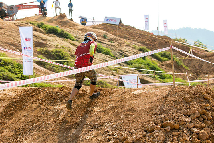 Trước đây từng có hãng xe lớn của Đức tham dự giải với 1 đội đua độc lập với các tay lái riêng của hãng xe và đã thất bại. Họ thất bại không phải bởi vì những chiếc xe không đủ tốt, mà đơn giản là đấu trường VOC không phải là nơi dành cho những "tay mơ" thể hiện. Các tay lái tham dự giải đều là những "tài già" trong làng đua xe địa hình tại Việt Nam và họ đều "giắt túi" hàng núi kinh nghiệm xương máu sau nhiều năm thi đấu.