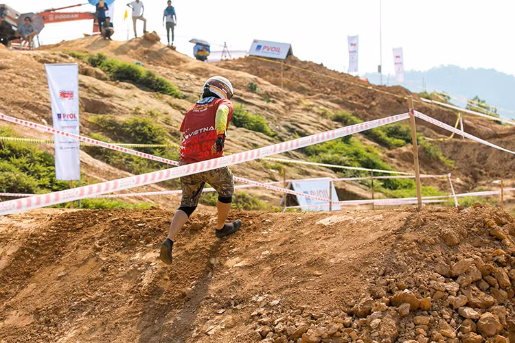 Trước đây từng có hãng xe lớn của Đức tham dự giải với 1 đội đua độc lập với các tay lái riêng của hãng xe và đã thất bại. Họ thất bại không phải bởi vì những chiếc xe không đủ tốt, mà đơn giản là đấu trường VOC không phải là nơi dành cho những "tay mơ" thể hiện. Các tay lái tham dự giải đều là những "tài già" trong làng đua xe địa hình tại Việt Nam và họ đều "giắt túi" hàng núi kinh nghiệm xương máu sau nhiều năm thi đấu.