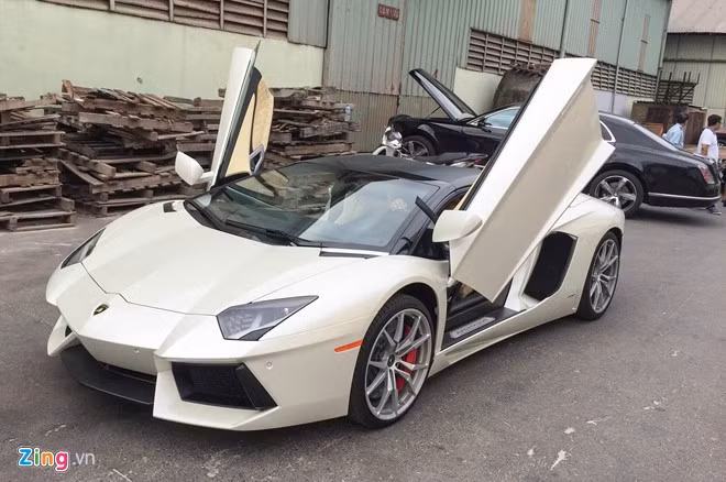 Thêm một chiếc Lamborghini Aventador Roadster vừa cập cảng Tiên Sa - Đà Nẵng, nâng tổng số xe loại này lên 2 chiếc tại Việt Nam. Cách đây gần một năm, siêu xe Aventador mui trần đầu tiên được nhập về Việt Nam có màu đỏ.