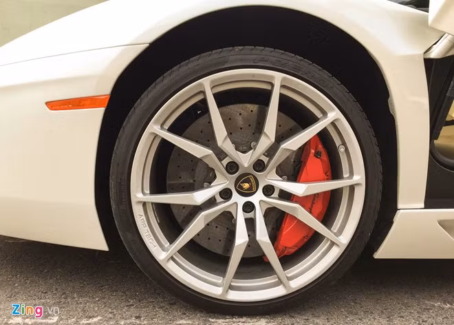 Lốp xe kích thước lớn hơn trên bản coupe. Người dùng có thể tùy chọn vành 21 inch phía sau và 20 inch phía trước.