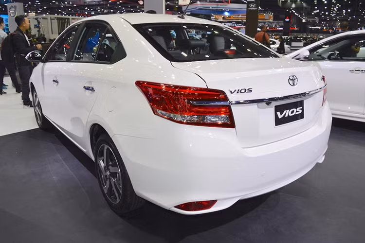 Toyota Vios bản nâng cấp 2017 tại Thái Lan vẫn được trang bị động cơ xăng 1.5L Dual VVT-i mã hiệu 2NR-FBE, công suất tối đa 107 mã lực tại 6.000 vòng/phút và mô-men xoắn cực đại 140 Nm tại 4.200 vòng/phút kèm hộp số CVT. Ưu điểm của động cơ 2NR-FBE chính là có thể sử dụng nhiên liệu xăng, xăng pha ethanol hoặc ethanol 100% (E100).