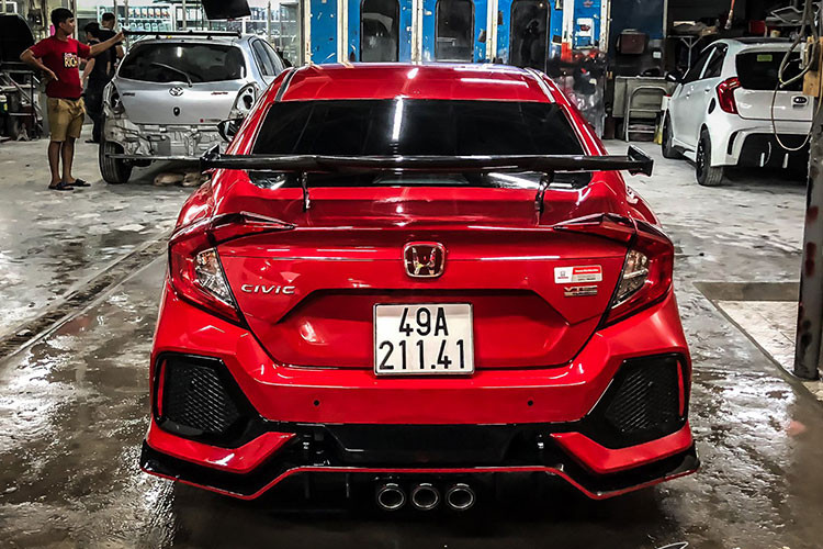Về mẫu xe thể thao Civic Type R của Honda, phiên bản này sở hữu ngoại thất thể thao với các chi tiết như hốc gió cỡ lớn trên cản va trước và nắp capô cũng có hốc gió giúp làm tăng khả năng làm mát động cơ. Ngoài ra, Type R 2017 còn có cánh gió trước, chắn bùn nổi bật, bộ khuếch tán sau cỡ lớn và 3 ống xả nằm giữa.