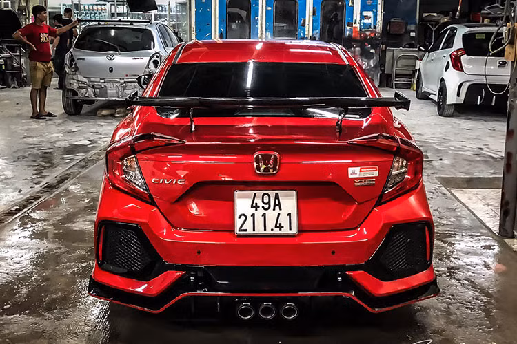 Về mẫu xe thể thao Civic Type R của Honda, phiên bản này sở hữu ngoại thất thể thao với các chi tiết như hốc gió cỡ lớn trên cản va trước và nắp capô cũng có hốc gió giúp làm tăng khả năng làm mát động cơ. Ngoài ra, Type R 2017 còn có cánh gió trước, chắn bùn nổi bật, bộ khuếch tán sau cỡ lớn và 3 ống xả nằm giữa.