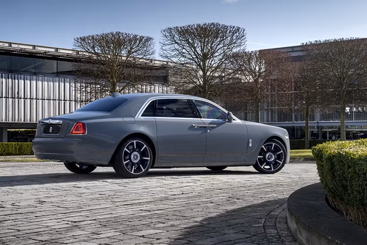 Chiếc xe siêu sang Rolls-Royce bán chạy nhất Trung Quốc vào năm ngoái là Ghost cũng có 1 ấn phẩm rất đặc biệt tại Triển lãm ô tô Thượng Hải 2019. Chiếc Rolls-Royce Ghost này thuộc bản trục cơ sở dài với ngoại thất sơn màu xám Burnout Grey đi kèm đường Coachline màu Armagnac.