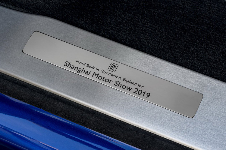 Dòng chữ "Shanghai Motorshow 2019" cũng được nhìn thấy trên bậc cửa của chiếc SUV siêu sang Rolls-Royce Cullinan đang trưng bày ở triển lãm xe hơi lớn nhất Trung Quốc - mang tính kỷ niệm.