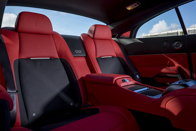 Bên trong khoang lái, nội thất chiếc xe siêu sang Rolls-Royce Ghost EWB đặc biệt giới thiệu ở Trung Quốc có khắc dòng chữ Triển lãm ô tô Thượng Hải 2019, các ghế ngồi bọc da Armagnac và màu đen. Cùng với đó là các chi tiết ốp gỗ và chỉ may màu Selby Gray.