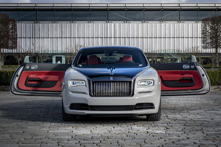 Ngoài ra, chiếc Rolls-Royce Wraith Black Badge cũng sẽ góp mặt tại Triển lãm ô tô Thượng Hải 2019. Ngoại thất xe sơn 2 tông màu là xám Selby Grey và đen Diamond Black. Ấn tượng nhất chính là nội thất được trang trí màu đỏ Mugello Red và xám Selby Grey.