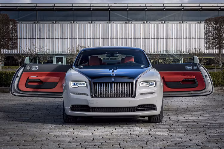 Ngoài ra, chiếc Rolls-Royce Wraith Black Badge cũng sẽ góp mặt tại Triển lãm ô tô Thượng Hải 2019. Ngoại thất xe sơn 2 tông màu là xám Selby Grey và đen Diamond Black. Ấn tượng nhất chính là nội thất được trang trí màu đỏ Mugello Red và xám Selby Grey.