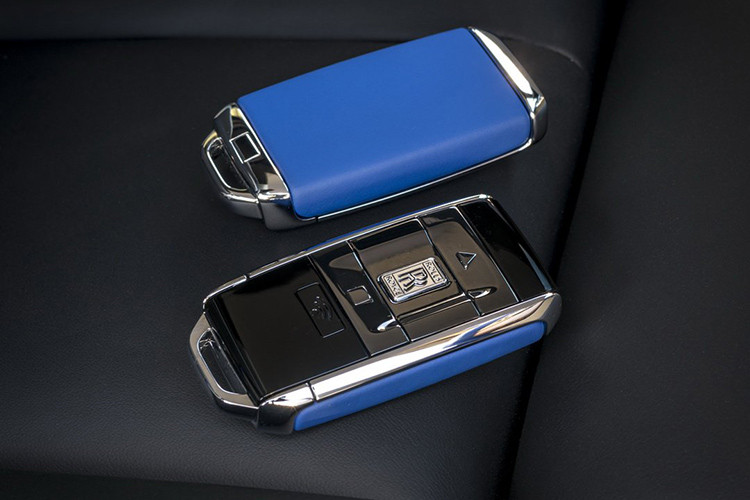 Màu xám Selby Gray, đen cùng xanh Cobalto Blue được chọn làm bộ áo chính cho bên trong khoang lái chiếc Rolls-Royce Cullinan này. Ngoài ra, chìa khoá bọc da màu xanh Salamanca Blue rất ấn tượng. 