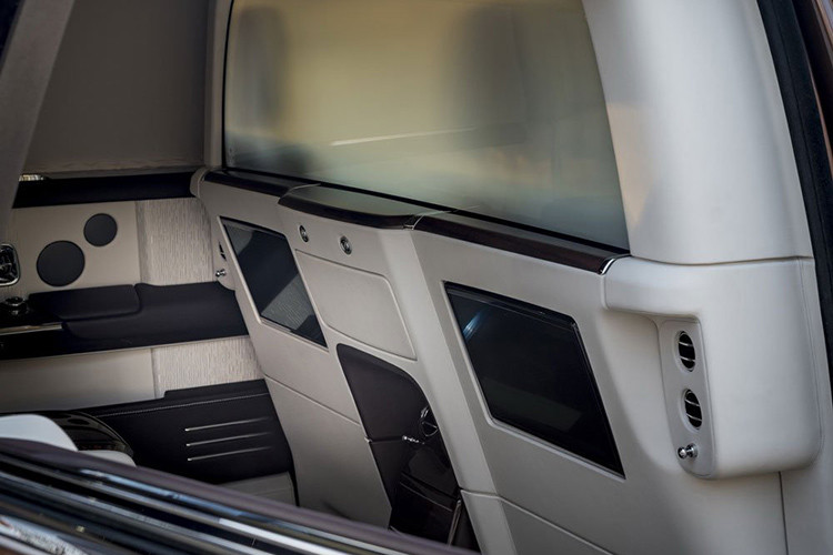 Bên trong khoang lái chiếc Rolls-Royce Phantom EWB VIII có vách ngăn này được trang trí bằng gỗ bạch đàn hun khói và bạc Veneer. Đi kèm với đó là da Dark Spice cùng các tấm cửa thêu Cascade of Steel như dấu hiệu nhận biết đây là hàng thửa dành cho các triệu phú Trung Quốc. Ngoại thất xe mang màu sơn Regal Bronze phối cùng nắp capô bạc Satin và đường Coachline màu trắng vỏ sò.