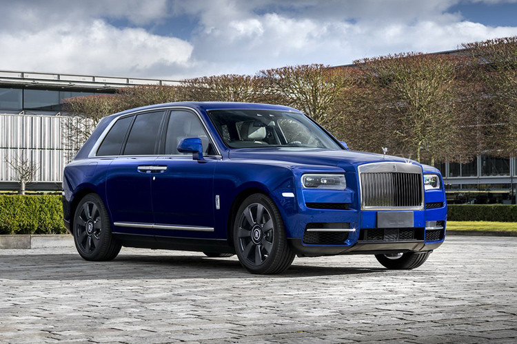 Là chiếc SUV đầu tiên của hãng xe siêu sang Anh quốc, Rolls-Royce Cullinan cũng không đứng ngoài cuộc chơi tại Triển lãm ô tô Thượng Hải 2019. Chiếc SUV đầu bảng của Rolls-Royce đang được trưng bày tại gian hàng mang màu sơn xanh Salamanca Blue ở bên ngoài. 