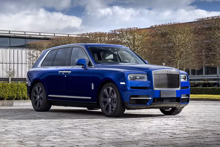 Là chiếc SUV đầu tiên của hãng xe siêu sang Anh quốc, Rolls-Royce Cullinan cũng không đứng ngoài cuộc chơi tại Triển lãm ô tô Thượng Hải 2019. Chiếc SUV đầu bảng của Rolls-Royce đang được trưng bày tại gian hàng mang màu sơn xanh Salamanca Blue ở bên ngoài. 