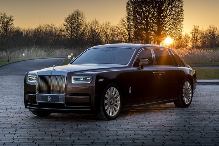 Đầu tiên là chiếc xe siêu sang Rolls-Royce Phantom EWB thế hệ thứ 8 góp mặt, xe có vách ngăn riêng tư giữa khoang hành khách và tài xế. Chiếc xe có tấm kính dễ dàng trở nên trong suốt hoặc mờ đục chỉ bằng cách ấn nút, rèm riêng tư phía sau, các cửa kính bảo mật và hệ thống liên lạc để hành khách giao tiếp với tài xế là những trang bị ấn tượng.