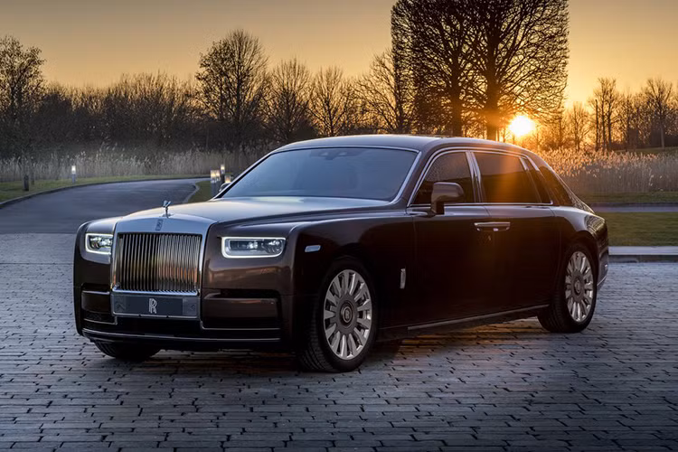 Đầu tiên là chiếc xe siêu sang Rolls-Royce Phantom EWB thế hệ thứ 8 góp mặt, xe có vách ngăn riêng tư giữa khoang hành khách và tài xế. Chiếc xe có tấm kính dễ dàng trở nên trong suốt hoặc mờ đục chỉ bằng cách ấn nút, rèm riêng tư phía sau, các cửa kính bảo mật và hệ thống liên lạc để hành khách giao tiếp với tài xế là những trang bị ấn tượng.