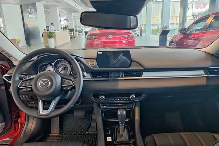 Gia xe Mazda6 giam 65 trieu dong, tang ap luc len Toyota Camry-Hinh-2
