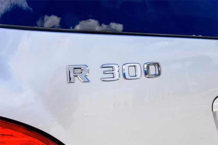 Xe có những thay đổi đáng kể như toàn bộ phần mũi được thiết kế lại. Cụm đèn pha "dẹt" kiểu CLS được thay bằng loại hình bình hành. Lưới tản nhiệt cao giống GLK trong khi ba-đờ-sốc nâng cao hơn. Đèn sương mù thay bằng cụm đèn định vị LED. Điều này làm R-class mới khỏe và "mập mạp" đúng dáng MPV hơn.