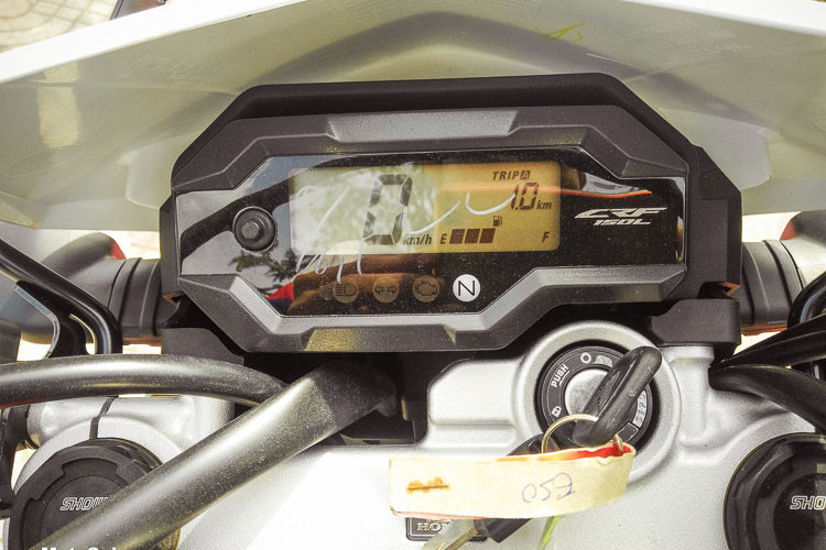 Là mẫu xe môtô địa hình cỡ nhỏ, đồng hồ của Honda CRF150L 2018 được thiết kế cực kỳ tối giản khi không có thông tin về vòng tua hay cấp số của xe, thay vào đó chỉ có một số tính năng cơ bản như báo tốc, mức xăng... xe vẫn dụng chìa khoá điện và các nút bấm thông dụng.