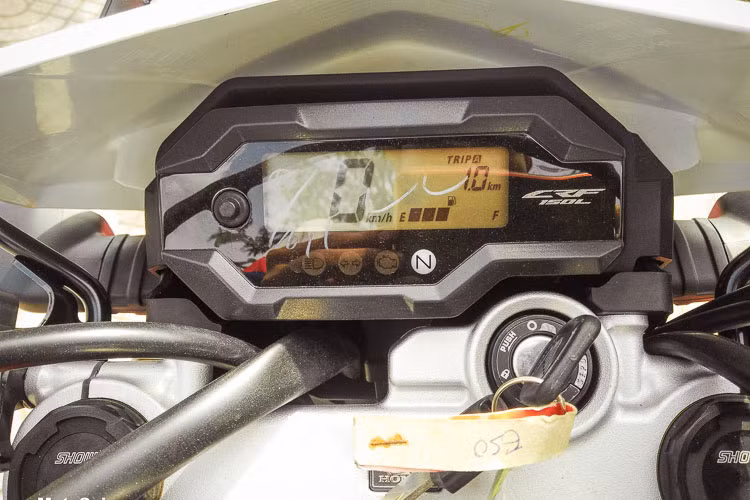Là mẫu xe môtô địa hình cỡ nhỏ, đồng hồ của Honda CRF150L 2018 được thiết kế cực kỳ tối giản khi không có thông tin về vòng tua hay cấp số của xe, thay vào đó chỉ có một số tính năng cơ bản như báo tốc, mức xăng... xe vẫn dụng chìa khoá điện và các nút bấm thông dụng.
