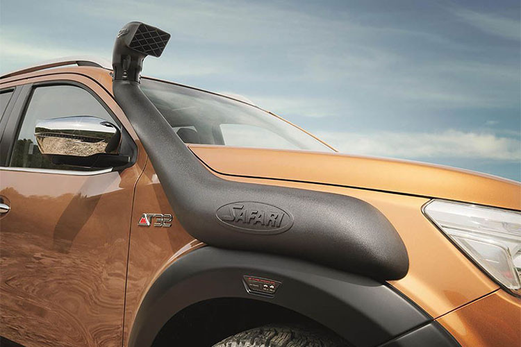 Bổ sung cho các tính năng địa hình của chiếc Navara of-road AT32 độ này là các “ống thở” Snorkel để nâng cao khả năng đi qua vùng nước sâu và được bổ sung một khóa vi sai cầu trước.