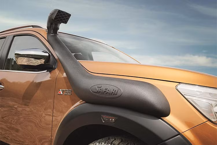 Bổ sung cho các tính năng địa hình của chiếc Navara of-road AT32 độ này là các “ống thở” Snorkel để nâng cao khả năng đi qua vùng nước sâu và được bổ sung một khóa vi sai cầu trước.