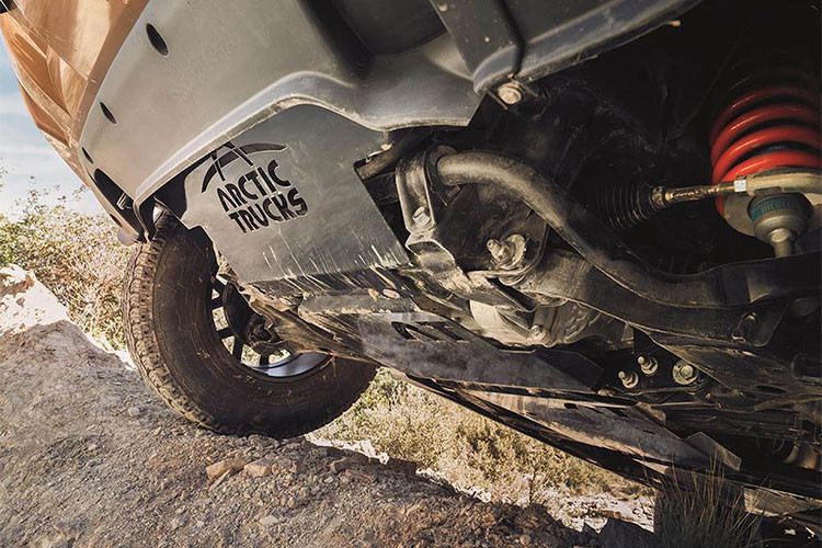 Ngoài ra còn có thiết bị bảo vệ dưới gầm xe, các lốp xe off-road đa địa hình cỡ lớn. Việc tăng chiều cao gầm xe cũng giúp cho chiếc bán tải Navara của Nissan có góc tới tăng lên 35 độ (từ 30,4 độ) và góc thoát 24 độ (từ 22,2 độ).