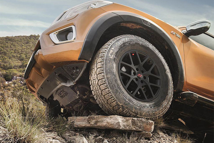 Bộ mâm đúc 17-inch do Arctic Trucks thiết kế, kết hợp với lốp 32-inch Nokian Rotiiva AT kích cỡ 275/70R17 nhằm hoàn thiện khả năng offroad nhưng vẫn đảm bảo chiếc xe vận hành tốt trên đường onroad.